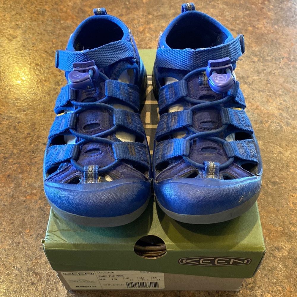 Preowned in a good condition, Keen surf the web, US little boy size 13